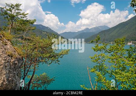 Le lac Lago di Ledro au milieu des Alpes dans le district du Trentin . Banque D'Images