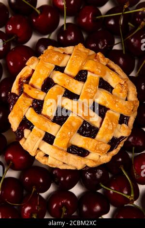 Petite tarte aux cerises mûres sur fond de mûres cerises Banque D'Images