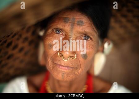 Femme tribale Sora dans un village rural près de Gunupur à Odisha, en Inde. Banque D'Images