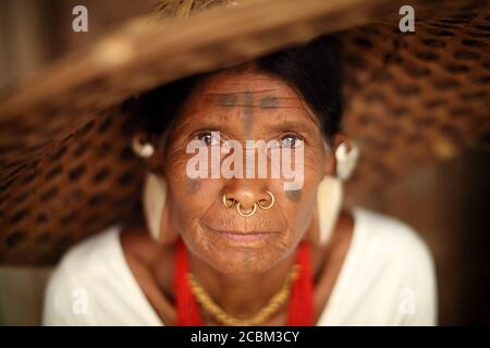 Femme tribale Sora dans un village rural près de Gunupur à Odisha, en Inde. Banque D'Images