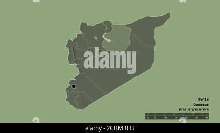 La forme désaturée de la Syrie avec sa capitale, sa principale division régionale et la région séparée d'AR Raqqqah. Étiquettes. Carte d'altitude en couleur. Rendu 3D Banque D'Images