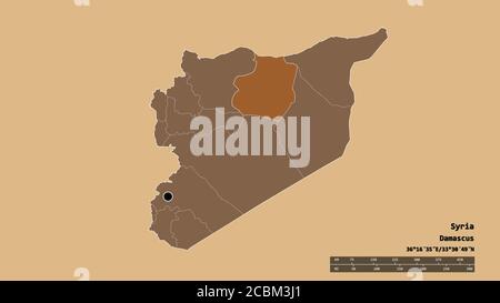 La forme désaturée de la Syrie avec sa capitale, sa principale division régionale et la région séparée d'AR Raqqqah. Étiquettes. Composition des textures répétées. Réf. 3D Banque D'Images