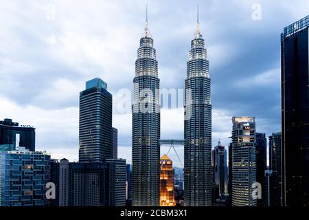 Tours et gratte-ciels Petronas dans la ville de Kuala Lumpur en Malaisie au coucher du soleil. Concept de voyage Banque D'Images
