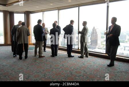 Austin Texas États-Unis, mai 2006. Réception pour les chefs d'entreprise d'Austin dans un club privé au dernier étage d'un gratte-ciel, sponsorisée par des avocats et des avocats de haute technologie. ©Bob Daemmrich Banque D'Images