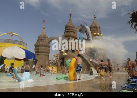 South Padre Island, Texas 14 juillet 2006 : les passionnés de parc aquatique apprécient le parc aquatique Schlitterbahn sur South Padre Island, à l'extrême sud du Texas, lors d'une chaude journée d'été. Le parc accueille des milliers de visiteurs par jour pendant la chaleur estivale. ©Bob Daemmrich Banque D'Images