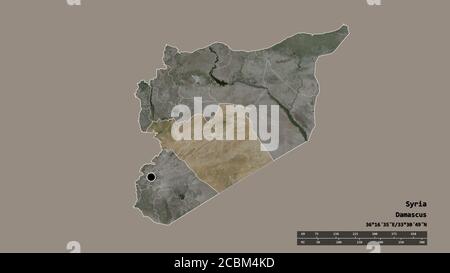 La forme désaturée de la Syrie avec sa capitale, sa principale division régionale et la région séparée de Hims. Étiquettes. Imagerie satellite. Rendu 3D Banque D'Images