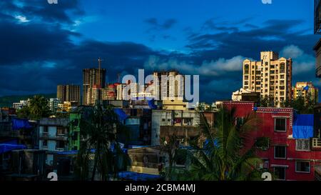 Mumbai, Inde - 26 juillet 2020 : Mumbai Cityscape, de grands bâtiments résidentiels et de petits bâtiments décrivant le style de vie à Mumbai. Beau ciel nuageux. Banque D'Images