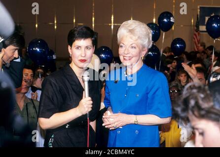 Austin, Texas États-Unis, mars 1990 : la trésorière d'État du Texas, Ann Richards, gagnante de la course primaire démocrate pour le gouverneur, est interviewée le soir de l'élection par le journaliste Karen Sonleitner, ©Bob Daemmrich Banque D'Images