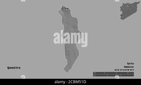 Forme de Quneitra, province de Syrie, avec sa capitale isolée sur fond solide. Échelle de distance, aperçu de la région et libellés. Carte d'élévation à deux niveaux. Banque D'Images