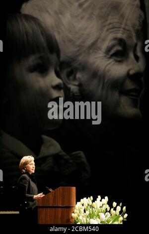 Austin, Texas États-Unis, 18 septembre 2006: L'ancienne première dame et actuelle sénateur de New York Hillary Rodham Clinton donne une éloge à un service commémoratif au Centre Frank Erwin pour l'ancienne gouverneure du Texas Ann Richards, 73, qui est décédée du cancer la semaine dernière. Derrière Clinton se trouve une photo d'Ann Richards et de la petite-fille Lily prise en 1991. ©Bob Daemmrich Banque D'Images