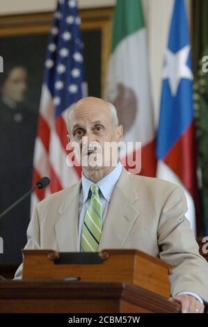 Austin, Texas le 25 août 2006 : le directeur de la sécurité intérieure Michael Chertoff prend la parole à la séance d'ouverture de la conférence de l'Assemblée des gouverneurs des frontières au Capitole du Texas. La conférence annuelle donne aux six gouverneurs des frontières du Mexique et aux quatre gouverneurs des frontières des États-Unis l'occasion de discuter de questions d'intérêt mutuel touchant l'immigration, l'économie et la sécurité aux frontières. ©Bob Daemmrich Banque D'Images