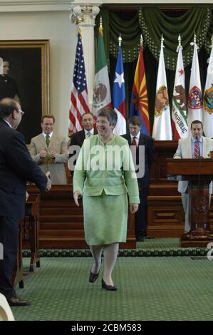 Austin, Texas le 25 août 2006 : la gouverneure de l'Arizona Janet Napolitano quitte la séance de clôture de la Conférence des gouverneurs des frontières au Capitole du Texas. La conférence annuelle donne aux six gouverneurs des frontières du Mexique et aux quatre gouverneurs des frontières des États-Unis l'occasion de discuter de préoccupations mutuelles sur les questions d'immigration, d'économie et de sécurité aux frontières. ©Bob Daemmrich Banque D'Images