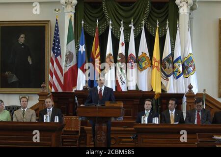 Austin, Texas le 25 août 2006 : le gouverneur du Texas Rick Perry s'adresse aux participants lors de la conférence annuelle des gouverneurs des frontières au Capitole du Texas. La réunion donne aux six gouverneurs des frontières du Mexique et aux quatre gouverneurs des frontières des États-Unis l'occasion de discuter de préoccupations mutuelles sur les questions d'immigration, d'économie et de sécurité aux frontières. ©Bob Daemmrich Banque D'Images