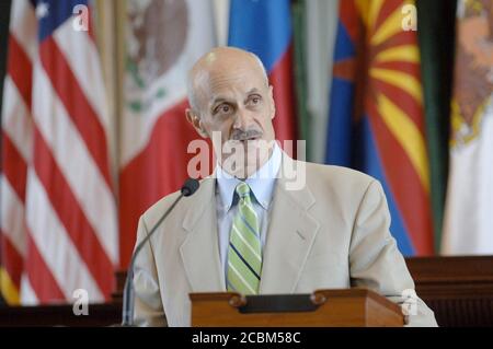 Austin, Texas le 25 août 2006 : le directeur de la sécurité intérieure Michael Chertoff prend la parole à la séance d'ouverture de la conférence de l'Assemblée des gouverneurs des frontières au Capitole du Texas. La conférence annuelle donne aux six gouverneurs des frontières du Mexique et aux quatre gouverneurs des frontières des États-Unis l'occasion de discuter de questions d'intérêt mutuel touchant l'immigration, l'économie et la sécurité aux frontières. ©Bob Daemmrich Banque D'Images