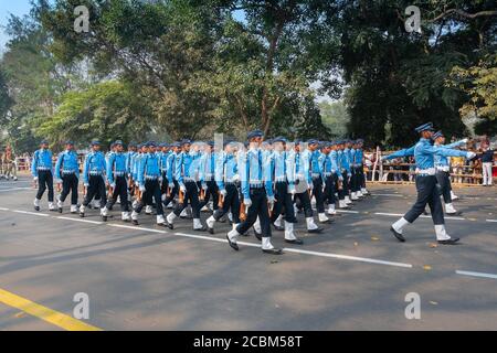 Kolkata, Bengale-Occidental, Inde - 26 janvier 2020 : les officiers militaires indiens défilent avec des fusils en robe bleue le matin, jour de la république de l'Inde. Banque D'Images