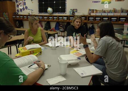 Mabank, Texas USA, 19 août 2006 : enseignants de première classe ayant une réunion d'équipe au déjeuner dans le salon des enseignants. ©Bob Daemmrich Banque D'Images