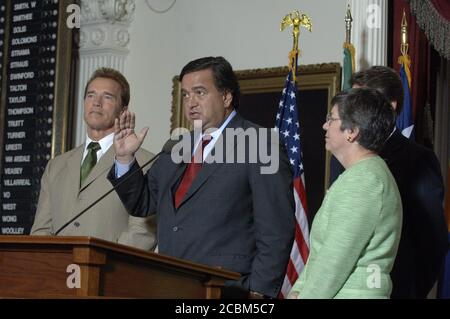 Austin, Texas août 25, 2006:Gov. Bill Richardson, du Nouveau-Mexique, parle à la presse en tant que gouverneurs Arnold Schwarzenegger de Californie (à gauche) et Janet Napolitano, de l'Arizona, écoutent la Conférence des gouverneurs des frontières au Capitole du Texas. ©Bob Daemmrich Banque D'Images