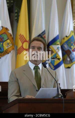 Austin, Texas États-Unis, 25 août 2006: California Gov. Arnold Schwarzenegger discute des relations de son État avec le Mexique lors de la cérémonie de clôture de la Conférence annuelle des gouverneurs des frontières au Capitole du Texas. L'affaire de deux jours donne aux gouverneurs des États-Unis et du Mexique l'occasion de discuter de questions frontalières d'intérêt mutuel. ©Bob Daemmrich Banque D'Images