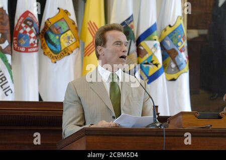 Austin, Texas États-Unis, 25 août 2006: California Gov. Arnold Schwarzenegger discute des relations de son État avec le Mexique lors de la cérémonie de clôture de la Conférence annuelle des gouverneurs des frontières au Capitole du Texas. L'affaire de deux jours donne aux gouverneurs des États-Unis et du Mexique l'occasion de discuter de questions frontalières d'intérêt mutuel. ©Bob Daemmrich Banque D'Images