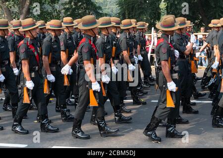 Kolkata, Bengale-Occidental, Inde - 26 janvier 2020 : des officiers militaires indiens défilent avec des fusils le matin, défilé de la république de l'Inde. Banque D'Images