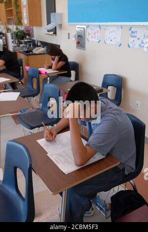 Austin, Texas, États-Unis, 22 septembre 2006 : les élèves font des tests en classe à l'école secondaire de Travis, une école majoritairement hispanique du côté sud d'Austin. ©Bob Daemmrich Banque D'Images