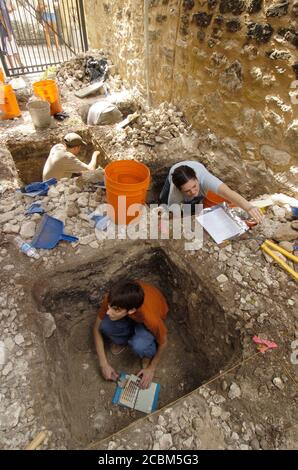 San Antonio, TX 27 juillet 2006 : les archéologues du Texas et les étudiants de l'Université du Texas-San Antonio creusent des artefacts le long de la paroi nord de la longue caserne d'Alamo pendant six semaines de travail sur le terrain en été. Cette excavation rare, la première autorisée sur le champ de bataille historique depuis 1995, a permis de découvrir des vestiges de la poterie du milieu des années 1700 et d'autres artefacts de la révolution texane de 1836. ©Bob Daemmrich Banque D'Images