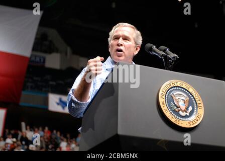 Dallas, Texas États-Unis, 6 novembre 2006 : le président américain George W. Bush rallie les fidèles républicains à la Reunion Arena à la veille des élections de mi-mandat. ©Bob Daemmrich Banque D'Images