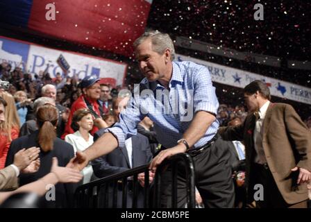 Dallas, Texas États-Unis, 6 novembre 2006 : le président américain George W. Bush rallie les fidèles républicains à la Reunion Arena à la veille des élections de mi-mandat. ©Bob Daemmrich Banque D'Images