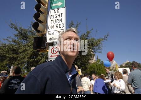 Austin, Texas États-Unis, 22 octobre 2006 : le candidat démocratique Chris Bell, qui se présente au poste de gouverneur du Texas, mène une marche au Capitole du Texas en l'honneur de l'ancienne gouverneure Ann Richards, décédée le mois dernier. Bell est à la traîne du titulaire Rick Perry dans les sondages avec deux semaines avant les élections. ©Bob Daemmrich Banque D'Images