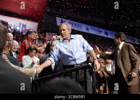 Dallas, Texas États-Unis, 6 novembre 2006 : le président américain George W. Bush rallie les fidèles républicains à la Reunion Arena à la veille des élections de mi-mandat. ©Bob Daemmrich Banque D'Images