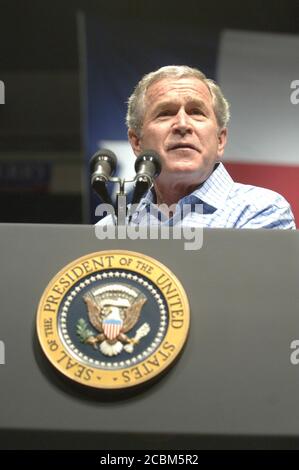 Dallas, Texas États-Unis, 6 novembre 2006 : le président américain George W. Bush rallie les fidèles républicains à la Reunion Arena à la veille des élections de mi-mandat. ©Bob Daemmrich Banque D'Images