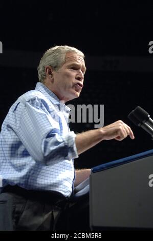 Dallas, Texas États-Unis, 6 novembre 2006 : le président américain George W. Bush rallie les fidèles républicains à la Reunion Arena à la veille des élections de mi-mandat. ©Bob Daemmrich Banque D'Images