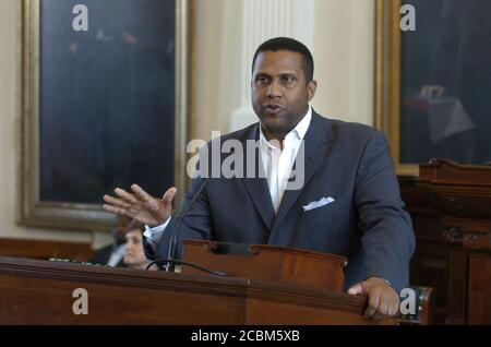 Austin, TX 28 octobre 2006 : diffuseur, auteur et philanthrope Tavis Smiley, animateur d'une émission télévisée de fin de soirée de PBS, s'exprimant au 11e Festival annuel du livre du Texas au Capitole de l'État. ©Bob Daemmrich Banque D'Images