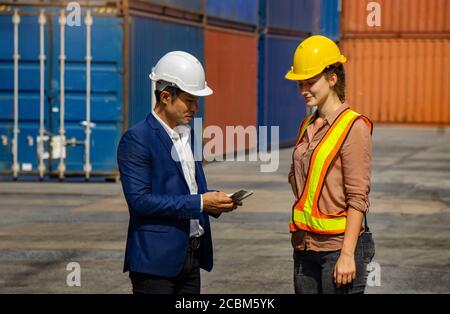 Le superviseur paie les salaires aux employés de l'industrie de l'importation et de l'exportation. Banque D'Images