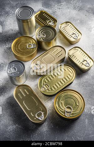 Assortiment de boîtes de conserve avec différents types de formes vue de dessus sur fond gris rustique vue latérale Banque D'Images