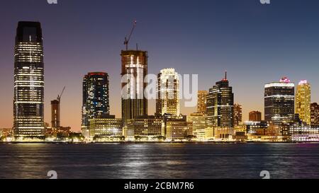 Panorama sur le fleuve de Jersey City au crépuscule, États-Unis. Banque D'Images