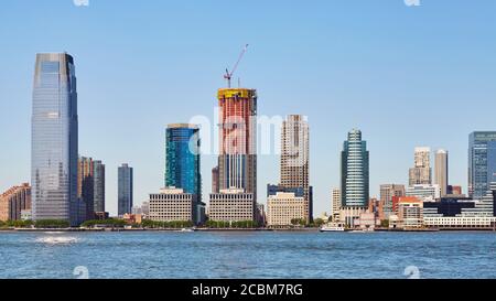 Jersey City au bord de la rivière par une belle journée d'été, États-Unis. Banque D'Images