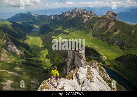 Une femme regarde Sämtisertal depuis le sommet de Fänligipfel (sur Widderalpstöck) à Alpstein, Appenzell Innerrhoden, Suisse. Banque D'Images