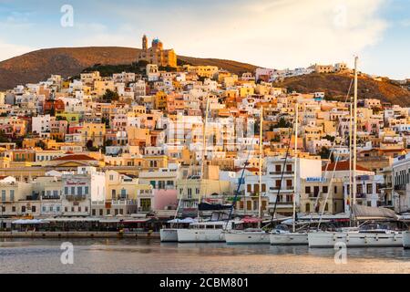 Ville sur l'île de Syros Ermoupoli en Grèce. Banque D'Images