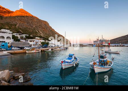 Les bateaux de pêche et d'un traversier à port de Kamares sur l'île de Sifnos, Grèce. Banque D'Images