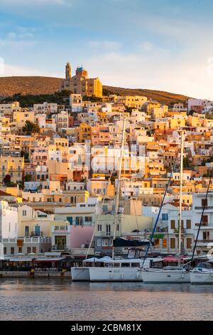 Ville sur l'île de Syros Ermoupoli en Grèce. Banque D'Images