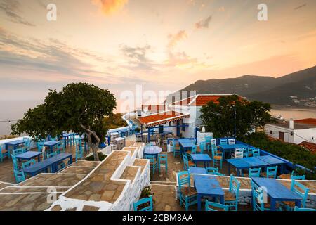 Restaurant sur la colline du château dans la ville de Skopelos, Grèce. Banque D'Images