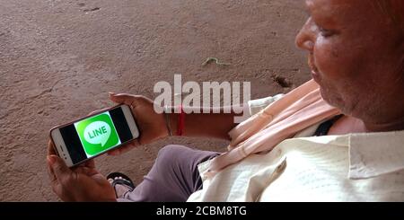 DISTRICT KATNI, INDE - 20 SEPTEMBRE 2019 : logo de ligne présenté sur l'écran du smartphone par un homme indien tenant le mobile à portée de main pour la sensibilisation aux médias sociaux Banque D'Images