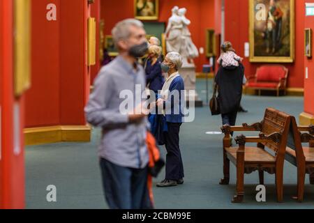 Vendredi 14 août 2020. Édimbourg, Royaume-Uni. Les premiers visiteurs retournent à la Galerie nationale écossaise dans le cadre de la réouverture progressive des Galeries nationales d'Écosse après leur fermeture de cinq mois durant la pandémie COVID-19. La Galerie nationale écossaise rouvre à nouveau au public le lundi 17 août 2020 avec des créneaux horaires disponibles gratuitement sur leur site Web. Banque D'Images