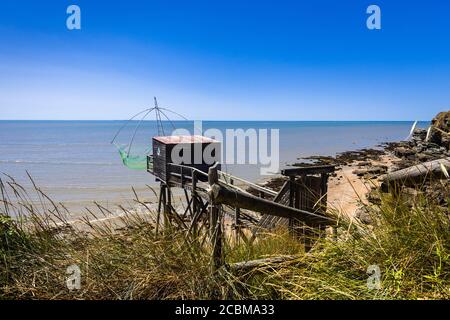 Cabane et filet traditionnels des pêcheurs à la Plage de la Fontaine aux Bretons - Pornic, Loire-Atlantique, France. Banque D'Images