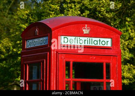 Un boîtier téléphonique a été réaffecté comme base d'un défibrillateur dans un village de Devon, en Angleterre Banque D'Images