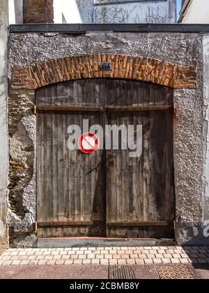 Vieux garage à double portes - Pornic, Loire-Atlantique, France. Banque D'Images