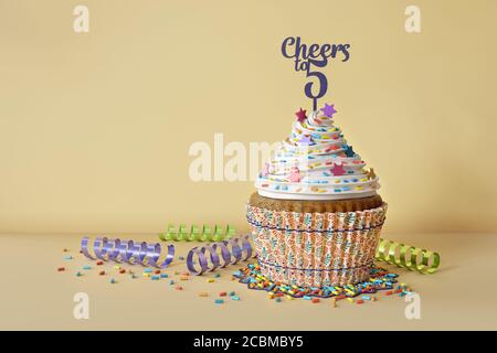 Rendu 3D d'un cucpake d'anniversaire sur fond jaune Banque D'Images