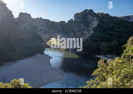 Ardeche France, vue de l'arc de Narural à Vallon Pont d'arc in Canyon d'Ardèche en France Banque D'Images