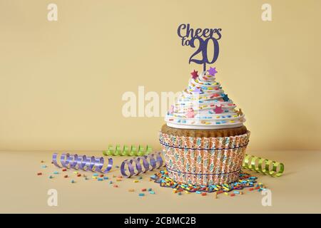 Rendu 3D d'un cucpake d'anniversaire sur fond jaune Banque D'Images